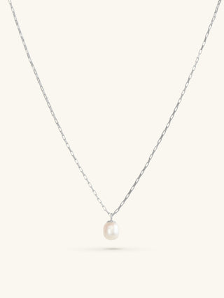 PEARL PENDANT NECKLACE
