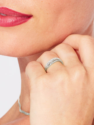 PAVÉ WAVE RING
